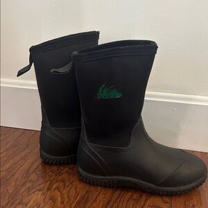 Itasca Black Outdoor Boots with Green Logo -light wear